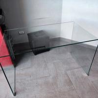 Scrivania in vetro sagomato 