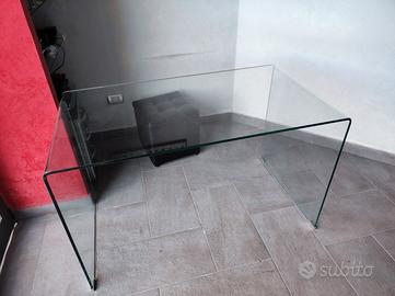 Scrivania in vetro sagomato 