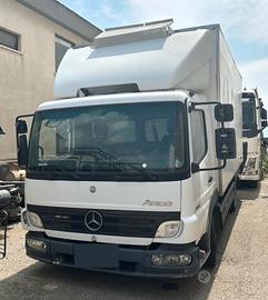MERCEDES ATEGO 817 CON FURGONE ISOTERMICO E PEDANA