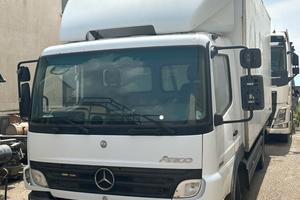 MERCEDES ATEGO 817 CON FURGONE ISOTERMICO E PEDANA