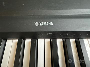 Pianoforte Yamaha P45 con supporto