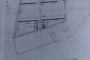 Palazzina indipendente su tre livelli VIA NAVE 