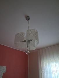 Lampadario con pendenti di cristallo