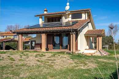 Casa indipendente con giardino