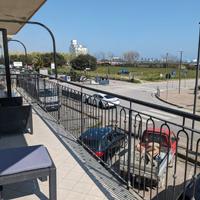 Fronte mare con terrazzo e posto auto
