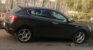 4 cerchi Alfa Quadrifoglio verde con gomme Pirelli