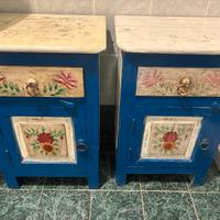 Coppia di comodini in legno shabby decorati a mano