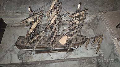 barca vintage in legno per esposizione soprammobil