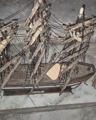 barca vintage in legno per esposizione soprammobil