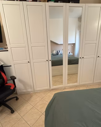 Armadio - cassettiera - letto e materasso