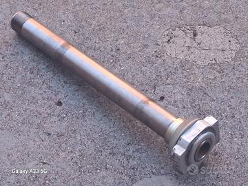 Perno ruota posteriore orig.di Ktm Duke 690 my '17