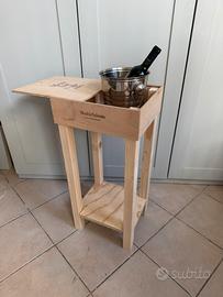 Sgabello in legno porta bottiglie