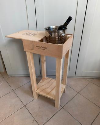 Sgabello in legno porta bottiglie