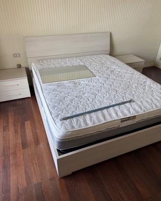 Letto matrimoniale, comodini, materasso