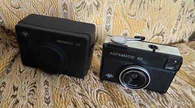 Fotocamera vintage Agfamatic 50 con custodia