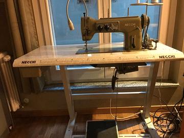 Macchina da cucire Necchi professionale