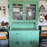 Credenza in legno verde con vetrina