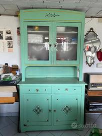 Credenza in legno verde con vetrina