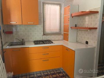 Cucina completa con elettrodomestici