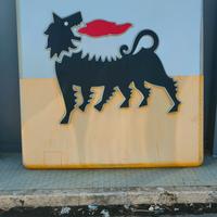 insegna ENI cane 6 zampe 