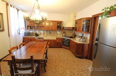 Villa di 580 m² con più di 5 locali a Montebello V