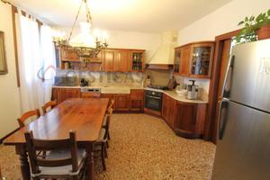 Villa di 580 m² con più di 5 locali a Montebello V