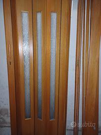 Porta a soffietto in legno e vetro smerigliato
