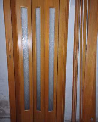 Porta a soffietto in legno e vetro smerigliato
