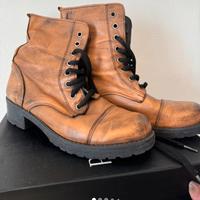 Anfibi marroni in pelle