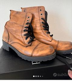 Anfibi marroni in pelle