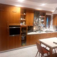 Cucina completa di elettrodomestici, tavolo, sedie