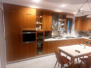 Cucina completa di elettrodomestici, tavolo, sedie