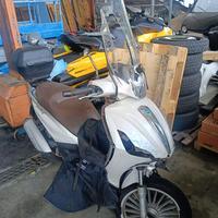 Beverly 300 bianco incidentato