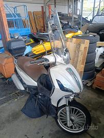 Beverly 300 bianco incidentato