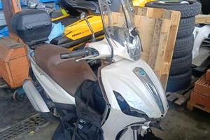 Beverly 300 bianco incidentato