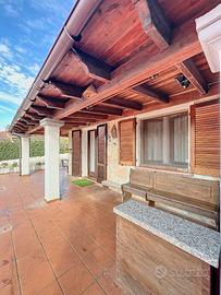 Villa con piscina vicino alla città