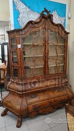 Codice: 8690 VETRINA STILE BAROCCO IN RADICA DI N