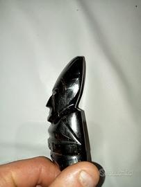 statuetta azteca o maya in ossidiana nera.