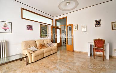 APPARTAMENTO CON 3 CAMERE IN CENTRO + GARAGE !!