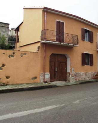 Casa indipendente con ampio cortile