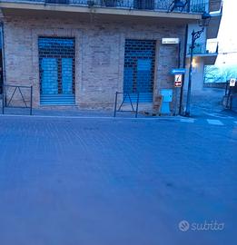 Locale al centro del Paese