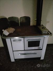 stufa a legna compresa di tubature