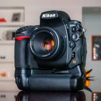 Nikon D700 + ob. Nikkor 50mm f/1.8D + battery grip