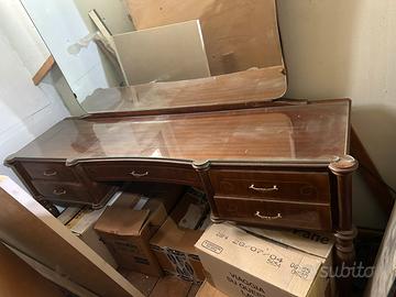 Camera da letto vintage con specchiera