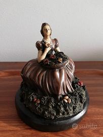 Statuetta con dama in terracotta con mica anni '30