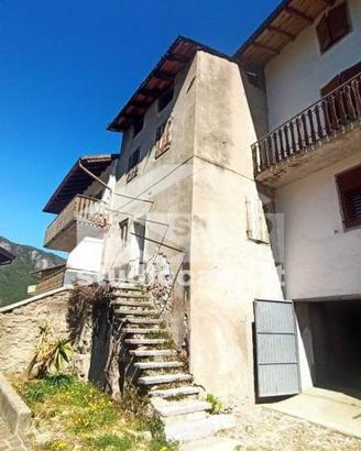 PORZIONE DI CASA DA RISTRUTTURARE