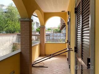 Fiumicino trilocale arredato con balcone
