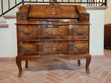 Ribaltina veneta in legno di noce intarsiato 900