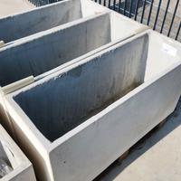 Fioriera in cemento leggermente lesionata