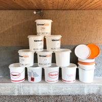 Bidoni in plastica con coperchio